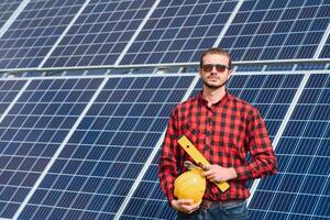 engenheiro. homem perto solar painel. trabalhador com uma pasta. foto