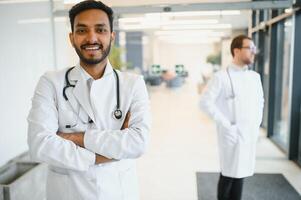 retrato do uma ásia indiano masculino médico médico dentro uniforme foto