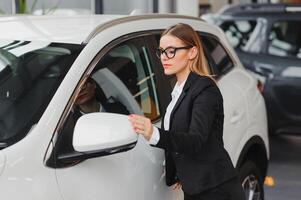 o negócio mulher dentro auto salão. conceito do fêmea motorista foto