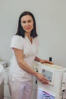 cosmetologista esteticista executa pele tratamento e rejuvenescimento foto