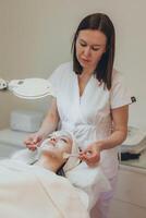cosmetologista esteticista executa pele tratamento e rejuvenescimento foto
