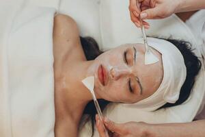 mulher às a cosmetologista. ela tem problema pele e acne. foto