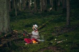 mulher xamã executa uma ritual dentro a floresta foto