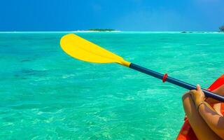 canoa Tour barco dentro tropical ilha natureza Rasdhoo ilha Maldivas. foto