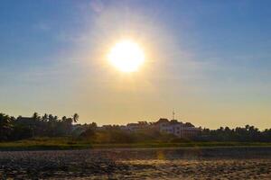 colorido pôr do sol dourado grande onda e praia puerto escondido méxico. foto