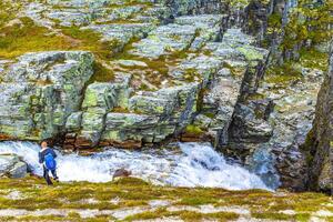 jovem caminhante e montanhas paisagem panorama parque nacional de rondane noruega. foto