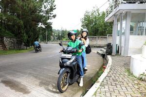 ásia conectados motorista escolher acima fêmea passageiro foto