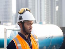 masculino homem pessoa pessoas humano Gerente indústria fábrica trabalhando tecnologia profissional Supervisor ao ar livre local trabalho capataz ao controle branco capacete de segurança planejamento Liderança inspetor desenvolvimento sucesso segurança foto