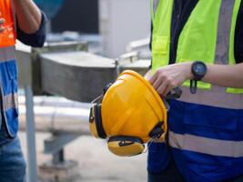 amarelo capacete de segurança segurança capacete laranja construção engenheiro trabalhos trabalho construtor proteção o negócio profissional contratante fábrica uniforme arquitetura projeto local ferramenta trabalho dia fabricação tecnologia foto