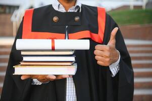 jovem indiano graduado Garoto segurando dele graduação grau convocação cerimônia. aluna graduado posando. foto