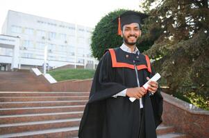 indiano universidade masculino aluna a comemorar graduação foto