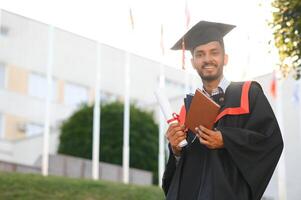 retrato do indiano bonito masculino graduado dentro graduação manto. foto