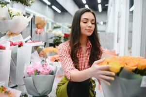 comece bem sucedido sme pequeno o negócio empreendedor proprietário mulher em pé com flores às florista fazer compras serviço trabalho. retrato do caucasiano menina bem sucedido proprietário meio Ambiente amigáveis conceito bandeira foto