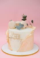 aniversário bolo sobre Rosa fundo foto