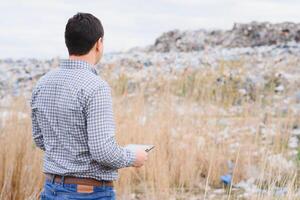 natureza conservação conceito. uma homem estudos a poluição do natureza. guardando a meio Ambiente limpar. ecológico problemas. reciclando foto