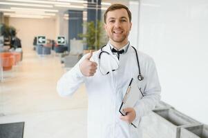 masculino médico carrinhos dentro a corredor do a hospital foto