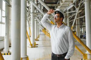 feliz masculino industrial técnico dentro uma fábrica foto