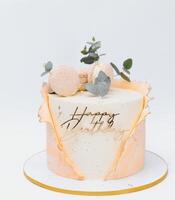 colorida aniversário bolo com dourado feliz aniversário bandeira foto