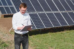 engenheiro. homem perto solar painel. trabalhador com uma pasta. foto