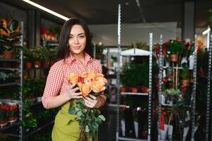 retrato do fêmea florista dentro dela flor fazer compras. foto