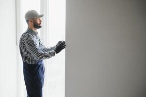 positivo masculino reparador às casa foto