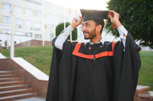 indiano universidade masculino aluna a comemorar graduação foto