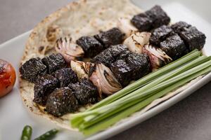 carne tikka boti seeh kabab com cebola e pão servido dentro prato isolado em cinzento fundo topo Visão do árabe Comida foto