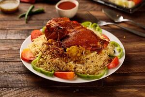 madhbi frango ou frango Biryani com tomate molho e salada servido dentro uma prato isolado em de madeira mesa fundo lado Visão do comida rápida foto