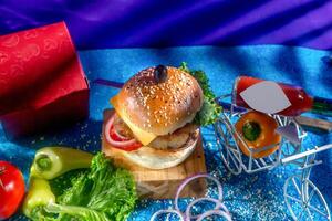 frango queijo hamburguer com tomate, ketchup e verde Pimenta isolado em de madeira borda lado Visão do americano velozes Comida foto