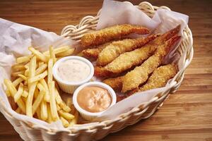 frito camarão com salgadinhos e maionese mergulho servido dentro cesta isolado em mesa lado Visão do meio leste Comida foto