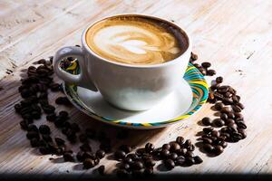 cappuccino ou espresso com arte e café feijões servido dentro copo isolado em fundo topo Visão quente beber foto