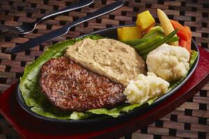 Pimenta carne bife dianne bife com amassado batata servido dentro prato isolado em mesa lado Visão do meio leste Comida foto