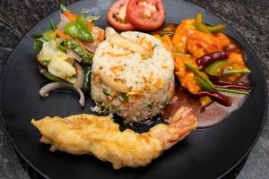 chinês Comida conjunto cardápio frito arroz, frito camarão e camarão, frango escaldante, misturado vegetal tomate, pimento, cenoura e Primavera cebola servido dentro prato isolado topo Visão do Bangladesh e indiano Comida foto