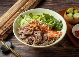 misturado carne espasmódico com arroz Macarrão peixe molho servido dentro tigela isolado em mesa topo Visão do Taiwan Comida foto