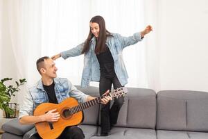 pai cara ensino menina adolescente filha guitarra jogando às lar. família musical lições com cordas instrumento foto