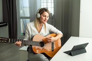 mulher segurando uma guitarra com dela mãos foto