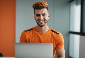 ai gerado casual homem dentro laranja camisa trabalhando em computador portátil. relaxado e moderno escritório ambiente. foto