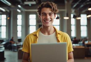 ai gerado jovem homem dentro uma amarelo casaco sorridente com aberto computador portátil. casual e convidativo área de trabalho. foto