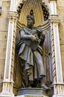 estátua de st. luke by giambologna, no exterior da igreja orsanmichele em florença, itália foto