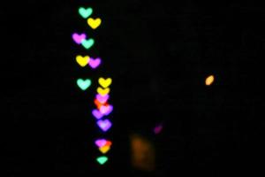 bokeh arco-íris e desfoque linha forma de coração amor dia dos namorados luz noturna no jardim foto