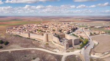 foto aérea da aldeia uruena, na província de valladolid, castela e leão, espanha