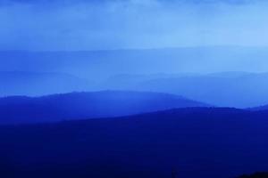 paisagem de montanhas de verão com gradiente de cores azuis dos picos das montanhas, fundo ao ar livre da viagem da natureza.