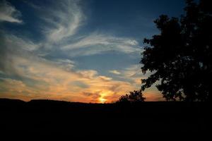 pôr do sol laranja com lindas nuvens foto