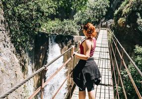 jovem em uma ponte pênsil caminhando na rota de los cahorros, granada, espanha foto