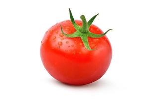 Suculento tomate vermelho fresco com corte ao meio isolado no fundo branco