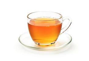 copo plano de chá quente com pires isolado no fundo branco foto