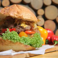 ai gerado fresco saboroso hamburguer com frito carne, queijo, alface e tomates. ai gerado. foto