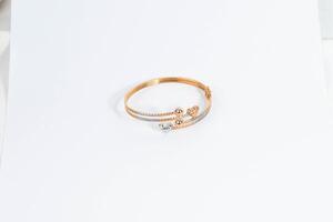 moderno ouro anel joalheria com uma amor Projeto foto