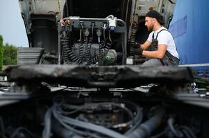 homem dentro uniforme. caminhão reparar. carro defeituoso foto