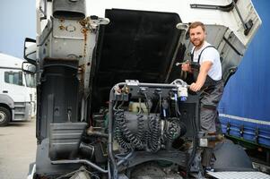 homem dentro uniforme. caminhão reparar. carro defeituoso foto